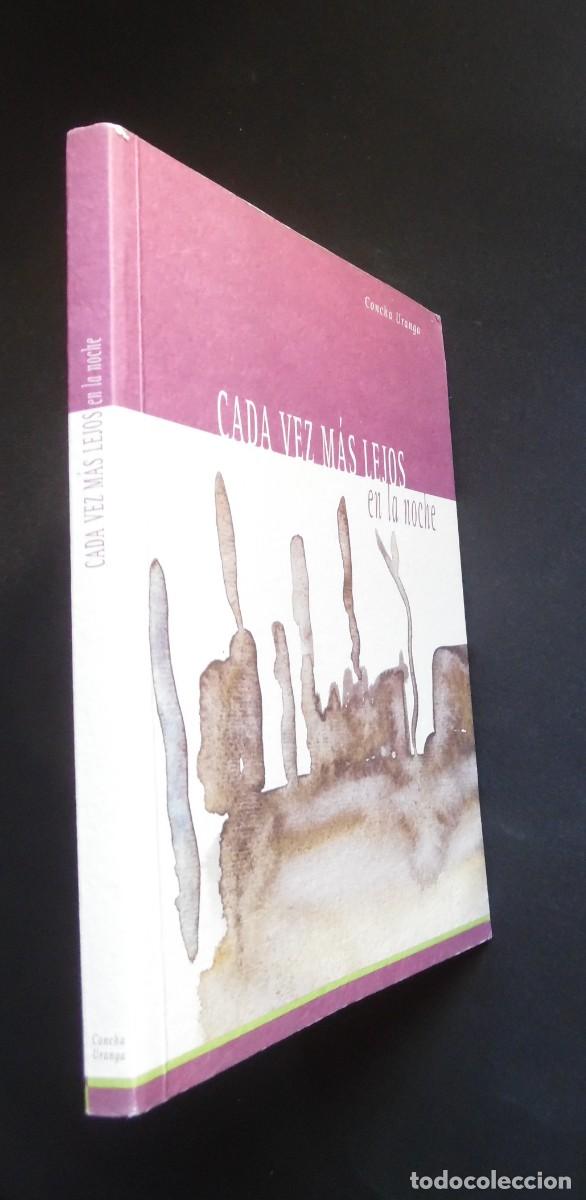 Libros de segunda mano: Cada vez m&aacute;s lejos en la noche, de Concha Uranga. Poemario firmado y dedicado por la autora.