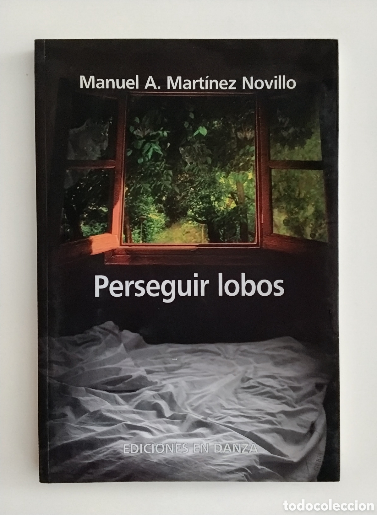 Libros de segunda mano: MANUEL A. MART&Iacute;NEZ NOVILLO &mdash; PERSEGUIR LOBOS &mdash; EDICIONES EN DANZA &mdash; 2010