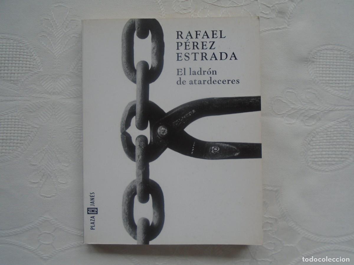 Libros de segunda mano: RAFAEL P&Eacute;REZ ESTRADA. EL LADR&Oacute;N DE ATARDECERES. 1998. PRIMERA EDICI&Oacute;N. PORTADA: FOTO DE CHEMA MADOZ.