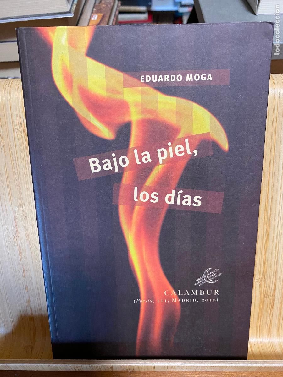 Libros de segunda mano: BAJO LA PIEL, LOS D&Iacute;AS. EDUARDO MOGA. EDITORIAL CALAMBUR