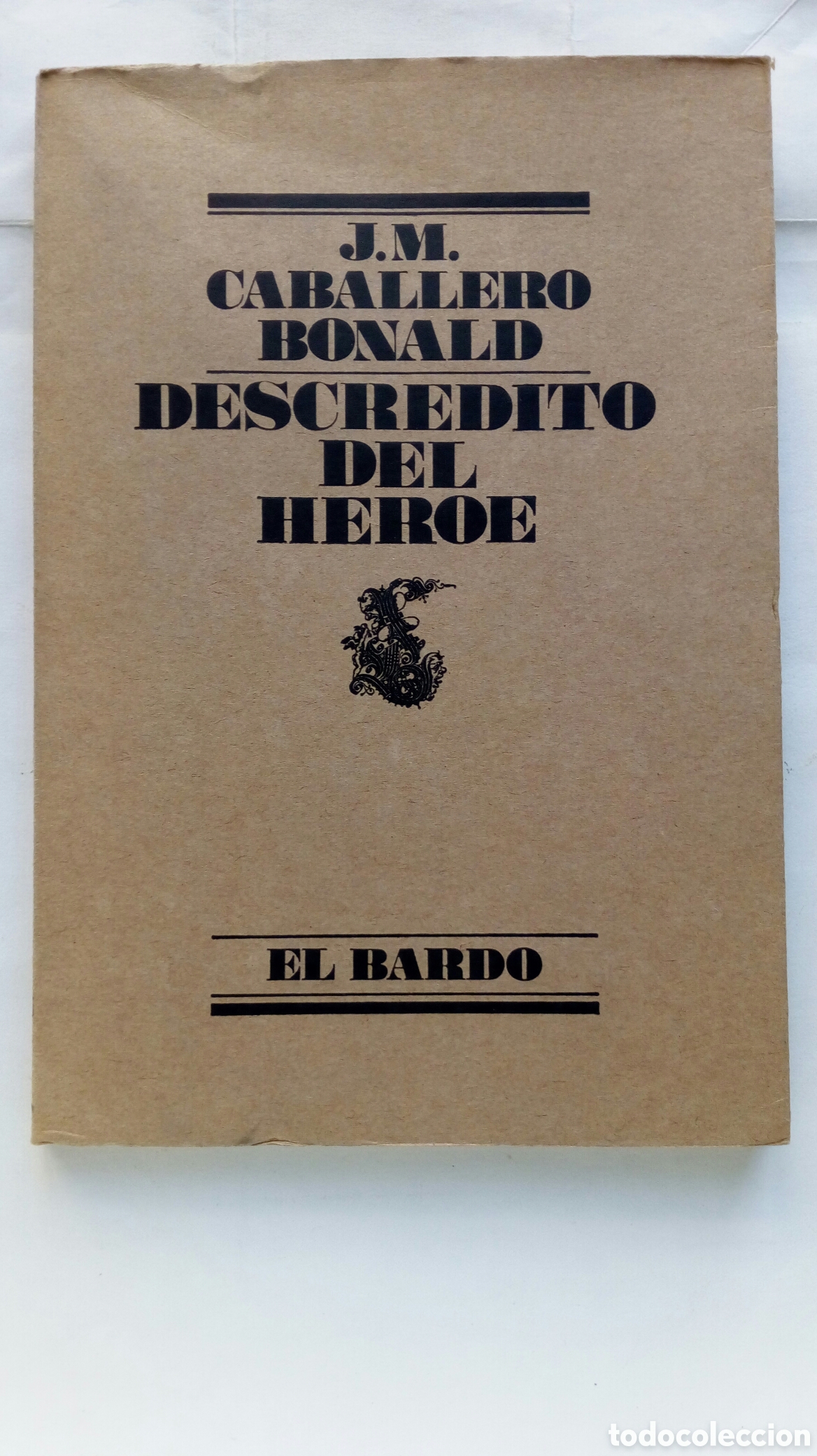 Libros de segunda mano: Descr&eacute;dito del h&eacute;roe. J. M. Caballero Bonald. 1&ordf; edici&oacute;n. Ejemplar intonso.