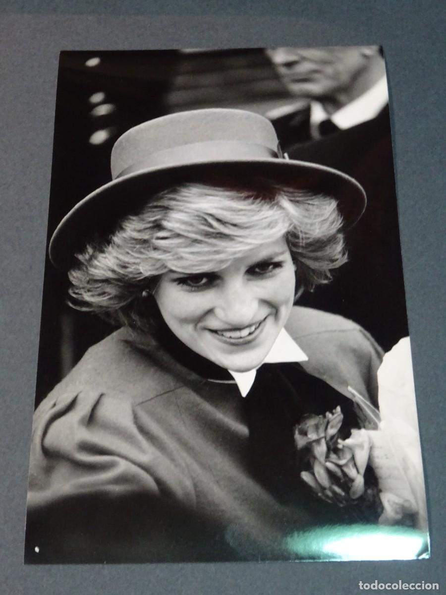 Libros de segunda mano: Fotograf&iacute;a Original de la Princesa Diana de Gales, The princess and the traffic warden