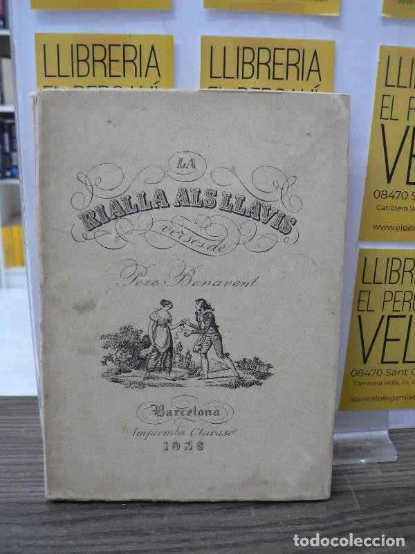 Libros de segunda mano: La rialla als llavis : versos - Pere Benavent - Imprenta Claras&oacute; - 1938, 1&ordf; ed.