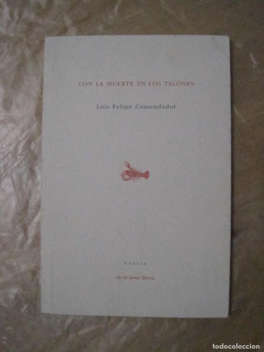 Libros de segunda mano: CON LA MUERTE EN LOS TALONES. LUIS FELIPE COMENDADOR. POES&Iacute;A DE LA LUNA LIBROS. 1&ordf; EDICI&Oacute;N, 2014.