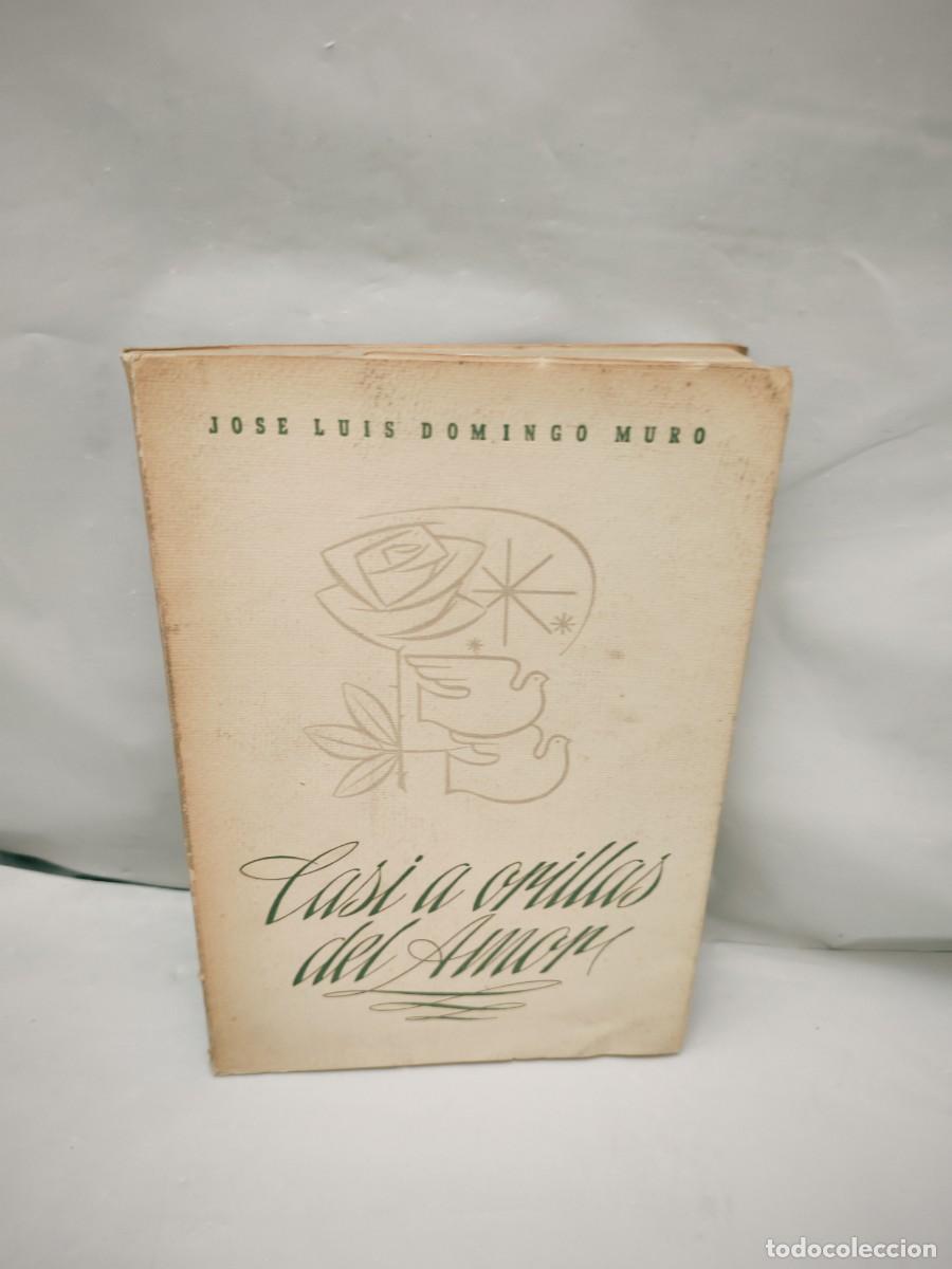 Libros de segunda mano: Casi a orillas del amor. Poemas (Primera edici&oacute;n)
