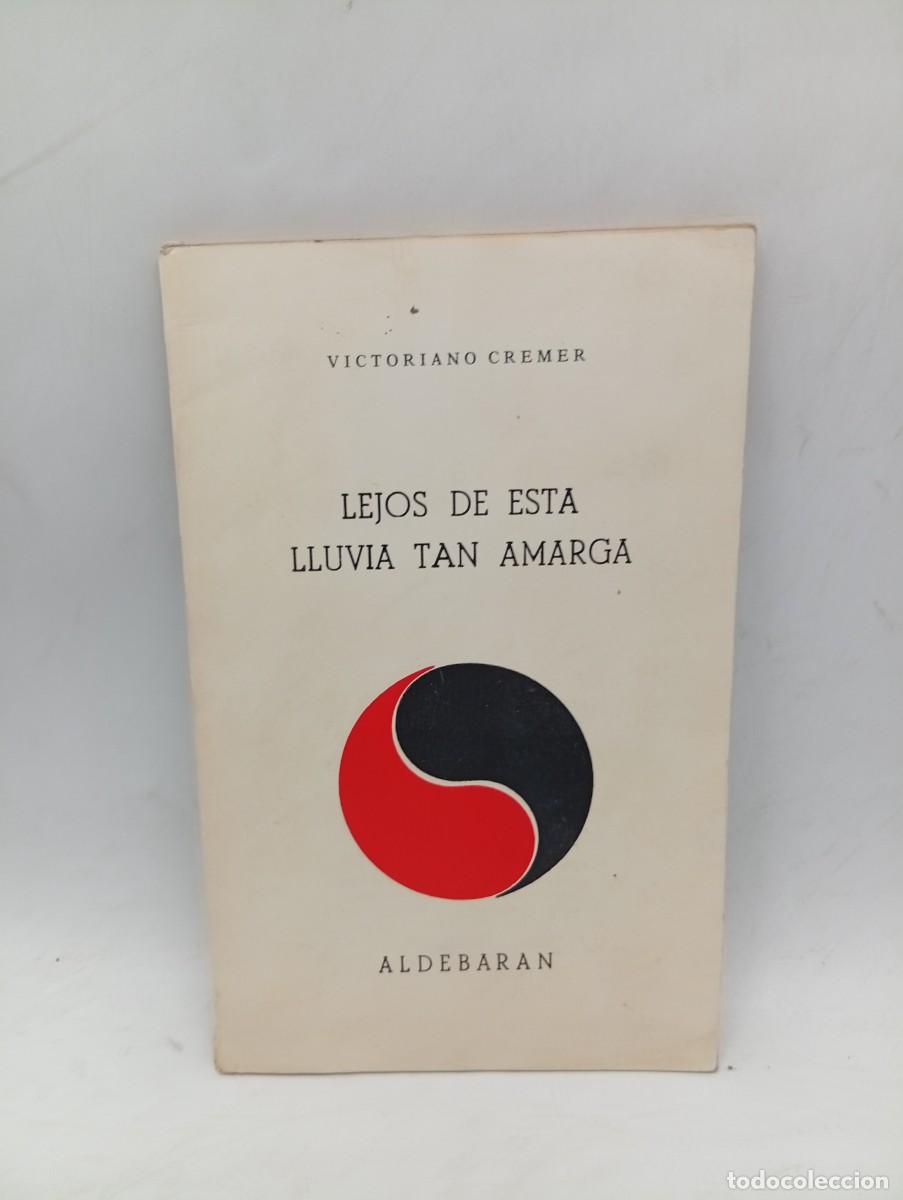 Libros de segunda mano: LEJOS DE ESTA LLUVIA TAN AMARGA. VICTORIANO CREMER. 1974. PAGS: 79. DEDICADO Y FIRAMDO POR AUTOR.