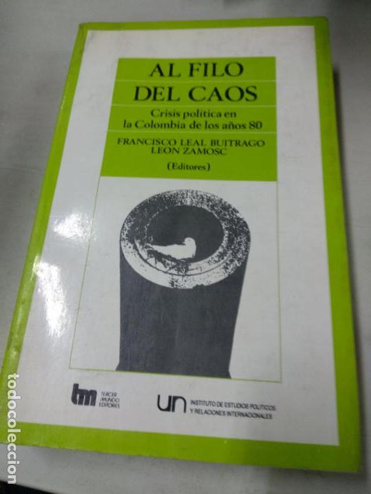 Libri di seconda mano: LEAL BUITRAGO, FRANCISCO. -ZAMOSC, LE&Oacute;N. - AL FILO DEL CAOS. - Colombia