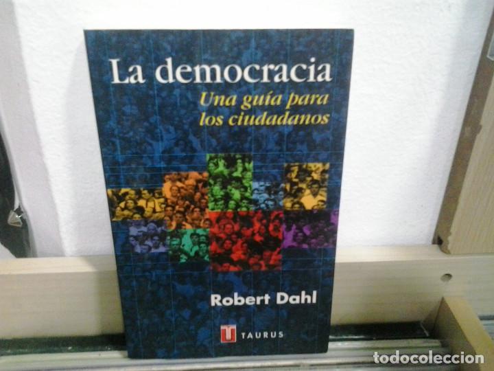 Libros de segunda mano: La democracia. Robert Dahl - Foto 1