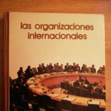 Libros de segunda mano: 2X1 LAS ORGANIZACIONES INTERNACIONALES. VICTOR POU. BIBLIOTECA SALVAT DE GRANDES TEMAS, 1973.. Lote 191406376