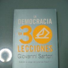 Libros de segunda mano: LA DEMOCRACIA EN 30 LECCIONES - GIOVANNI SARTORI.. Lote 196117083