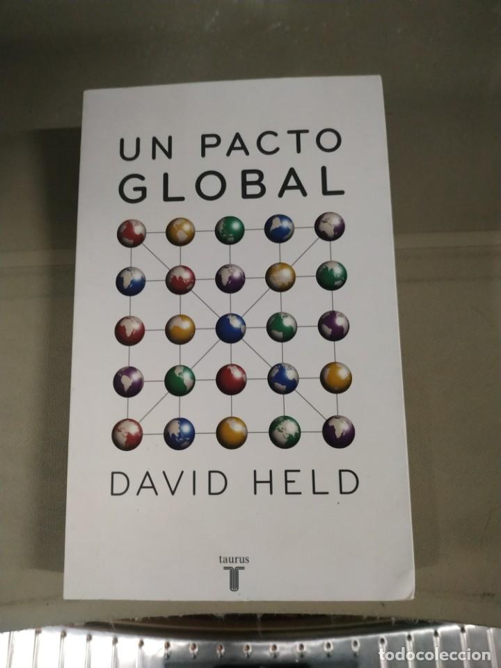 Libros de segunda mano: Un Pacto Global - Davild Held. Taurus - Foto 1