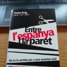 Libros de segunda mano: XAVIER ROIG - ENTRE L'ESPANYA I LA PARET - LA CAMPANA 2003 - 1A EDICIÓN - HELENA BATET. Lote 378075714