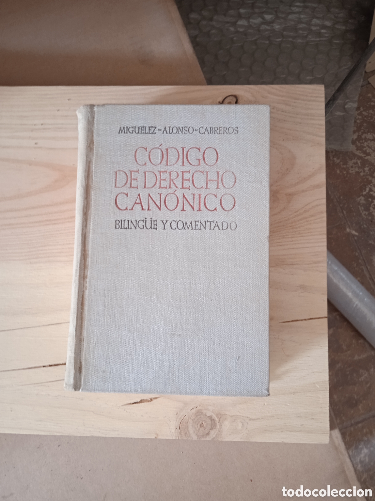 Libros de segunda mano: C&oacute;digo de derecho can&oacute;nico. Biling&uuml;e y comentado - Foto 1