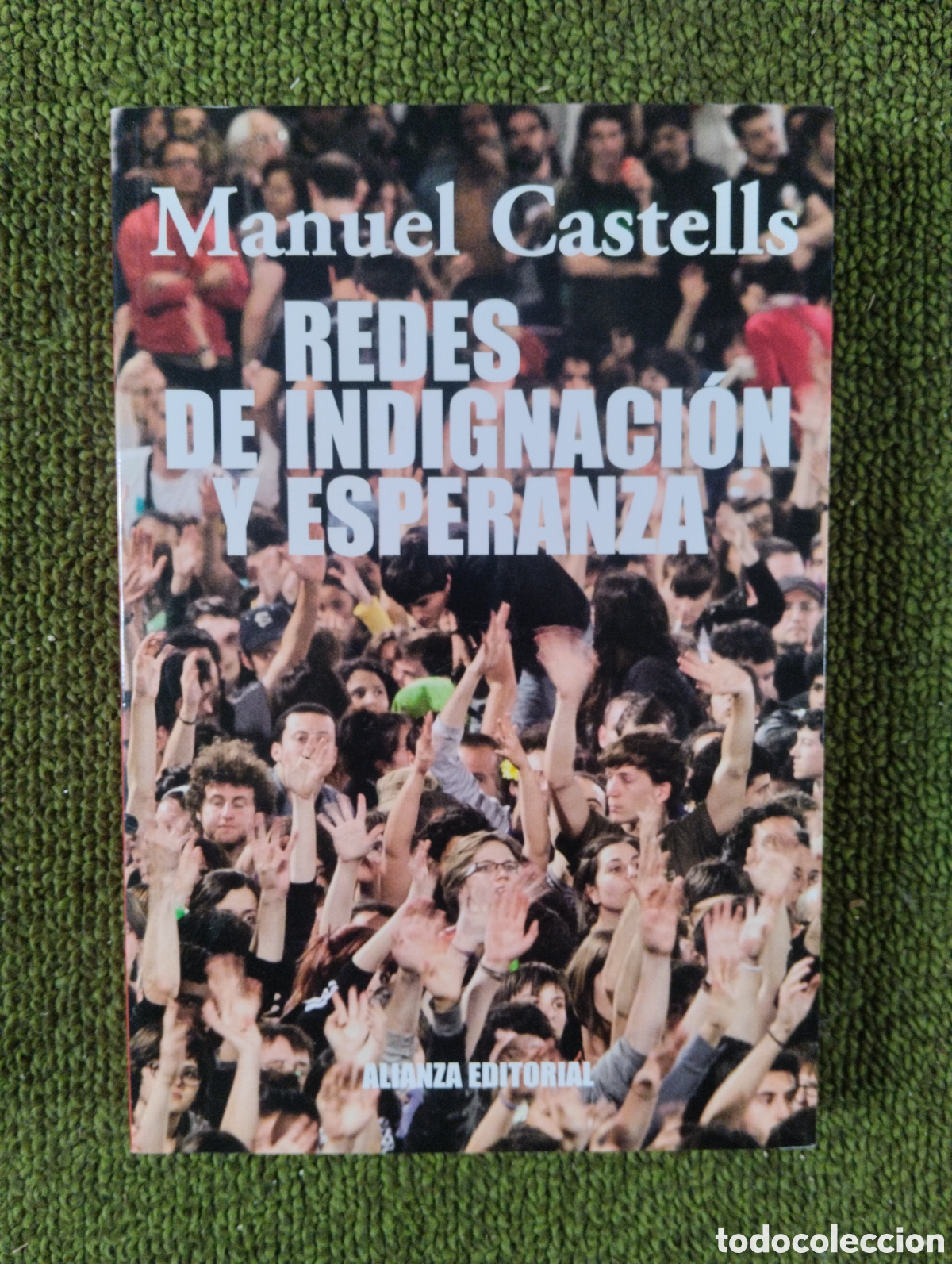 Libros de segunda mano: Redes de indignaci&oacute;n y esperanza, Manuel Castells - Foto 1