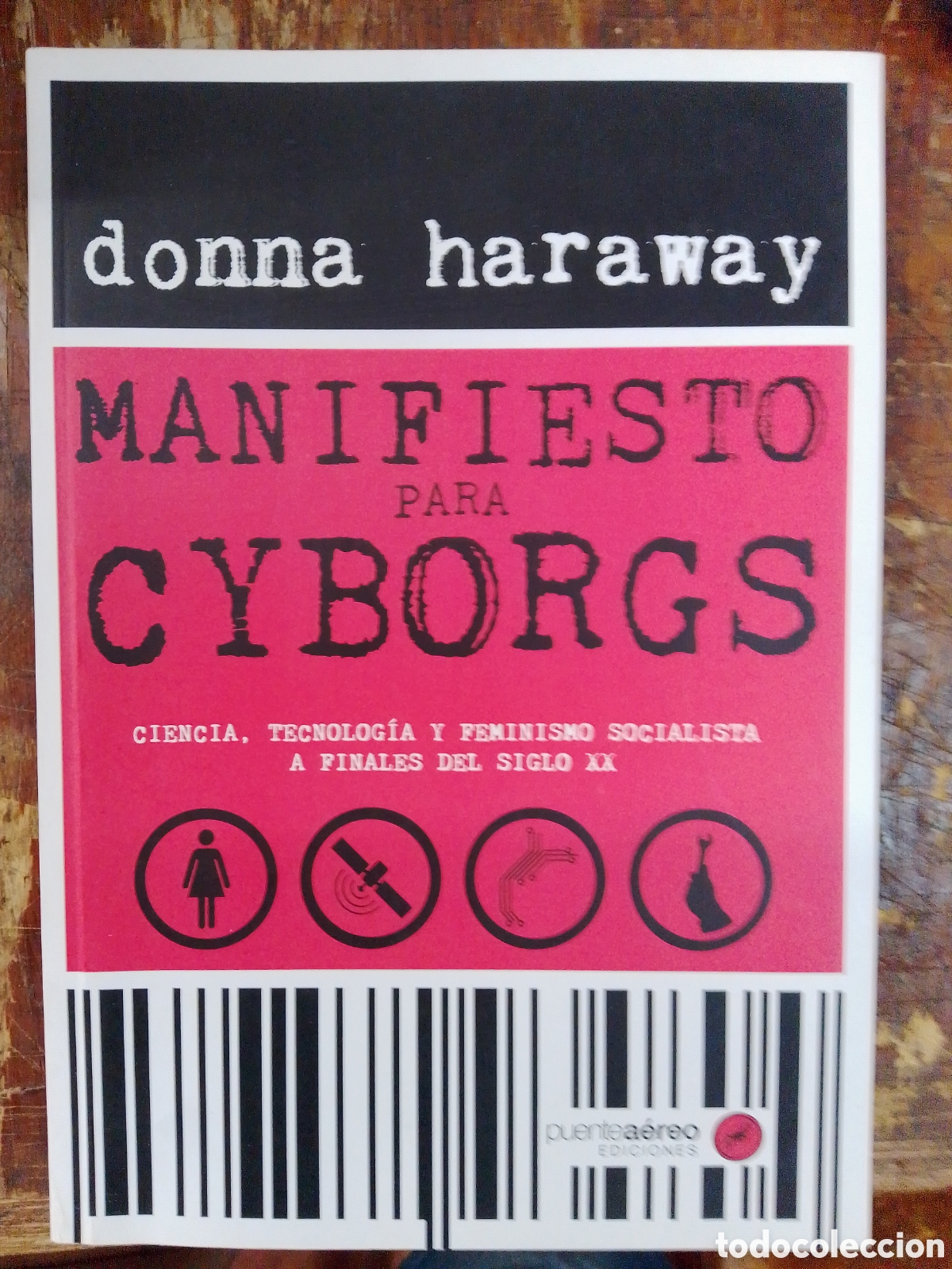 Second hand books: MANIFIESTO PARA CYBORGS. HARAWAY, DONNA. PUENTE A&Eacute;REO. BARCELONA, 2016.