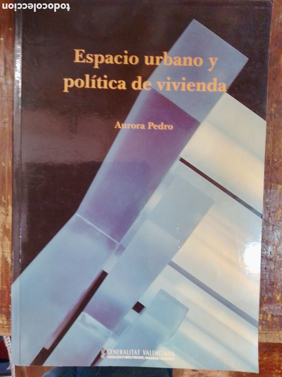 Second hand books: ESPACIO URBANO Y POLITICA DE VIVIENDA. PEDRO, AURORA. GENERITAT VALENCIANA. VALENCIA, 2000.
