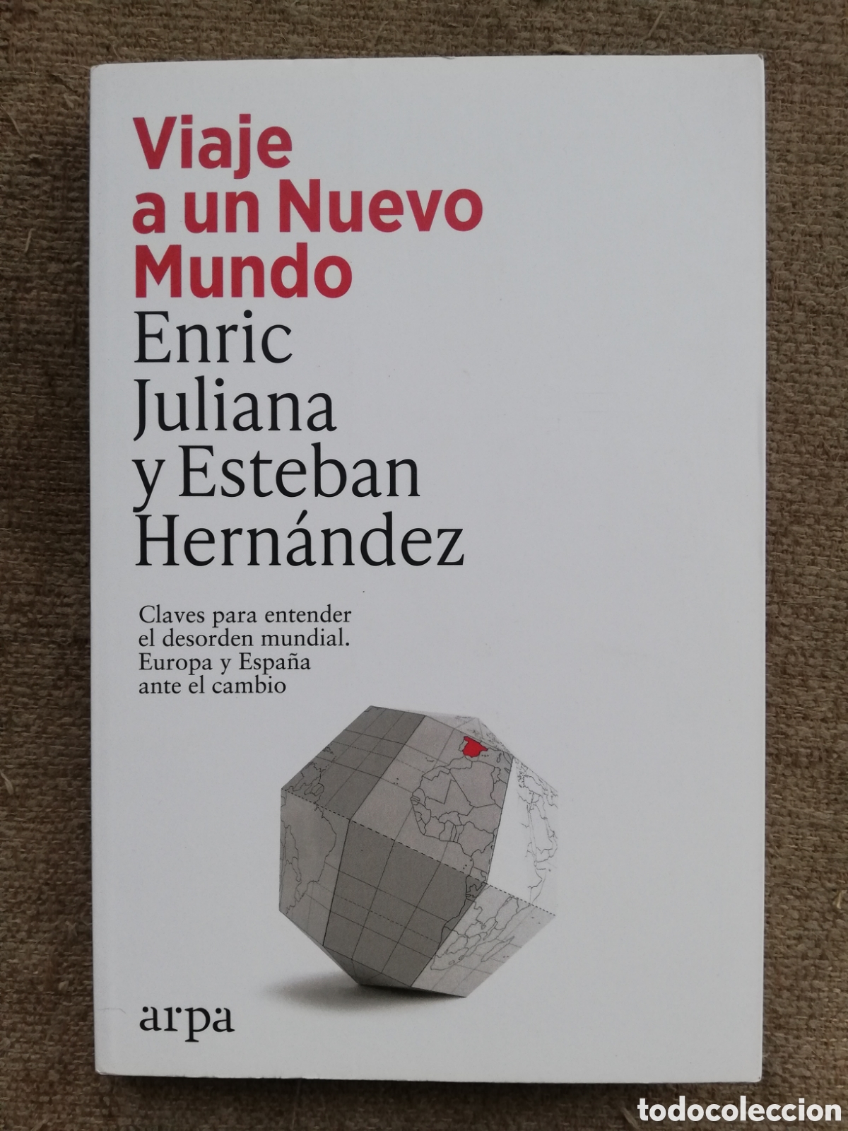 Libros de segunda mano: Viaje a un nuevo Mundo. Como entender el desorden mundial, de Enric Juliana y Esteban Hern&aacute;ndez