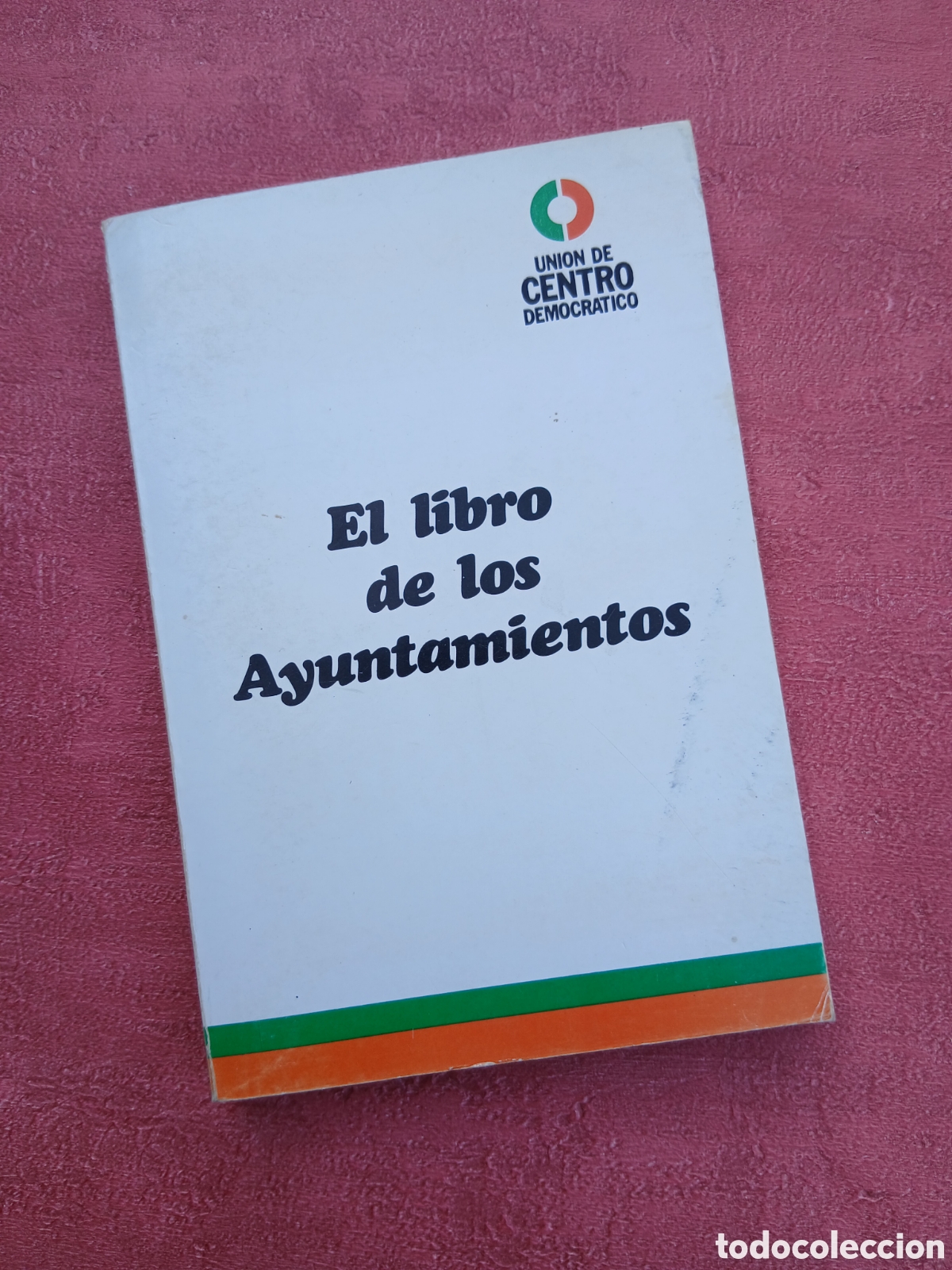 Libros de segunda mano: El libro de los Ayuntamientos. Uni&oacute;n de Centro democr&aacute;tico.