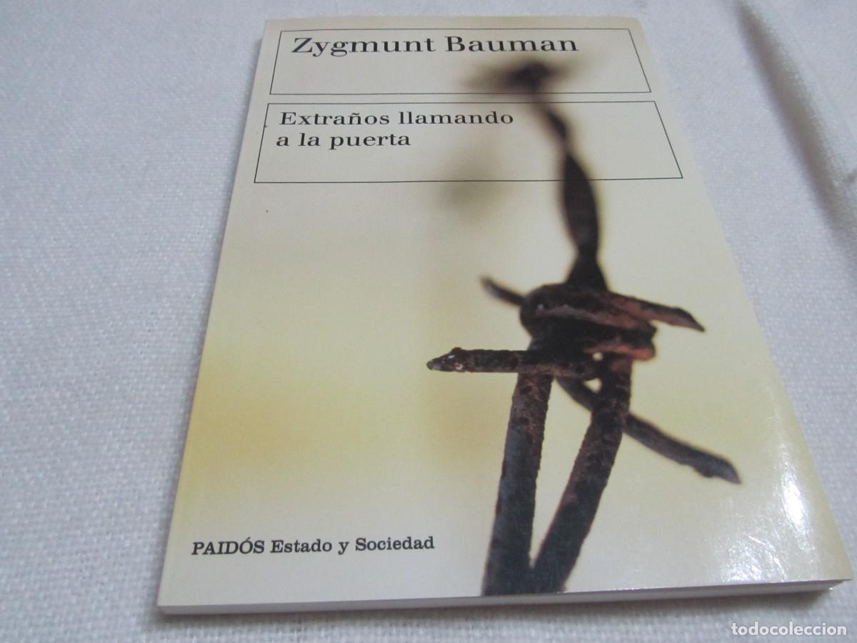Libros de segunda mano: EXTRA&Ntilde;OS LLAMANDO A LA PUERTA, LIBRO DE ZYGMUNT BAUMAN, PAIDOS, 1&ordf; EDICION NOVIEMBRE 2016