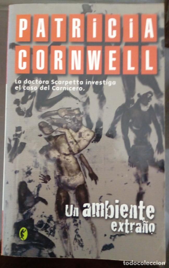 Libros de segunda mano: Un ambiente extra&ntilde;o - Patricia Cornwell - Foto 1