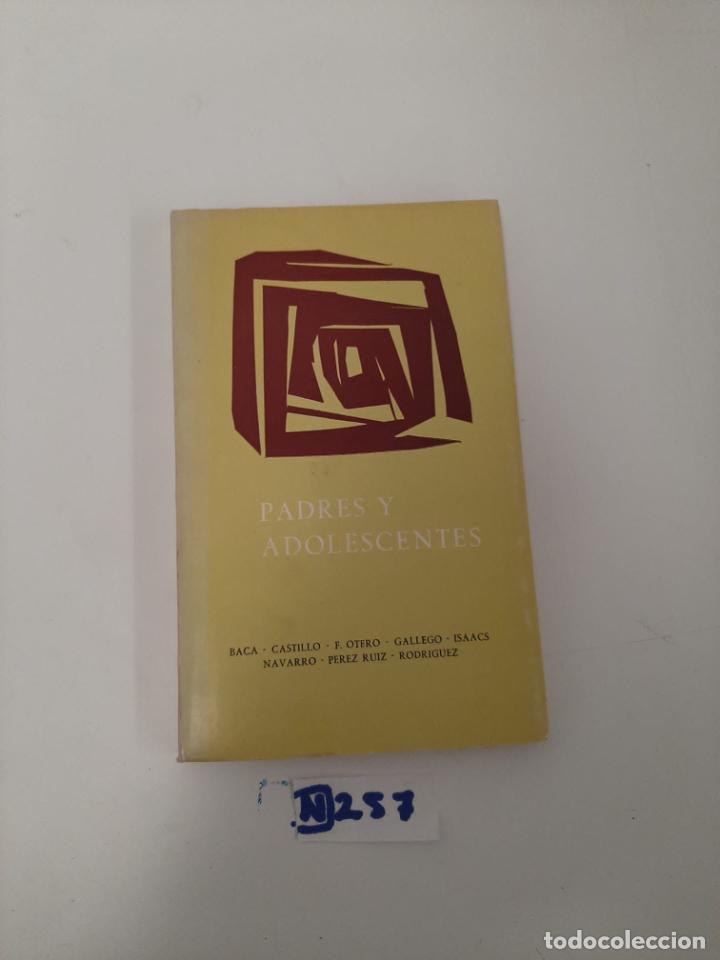 Libros de segunda mano: Padres y adolescentes - Foto 1