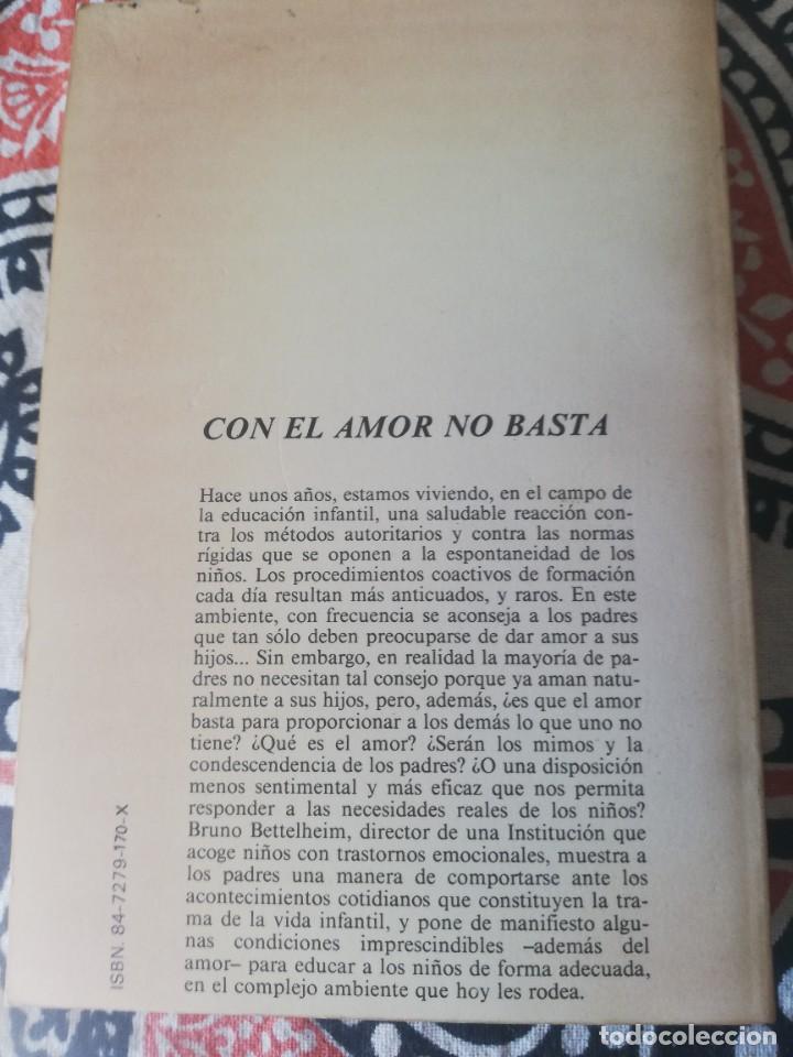 Libros de segunda mano: Bruno Bettelheim. CON EL AMOR NO BASTA. Hogar del Libro, 1983 - Foto 2