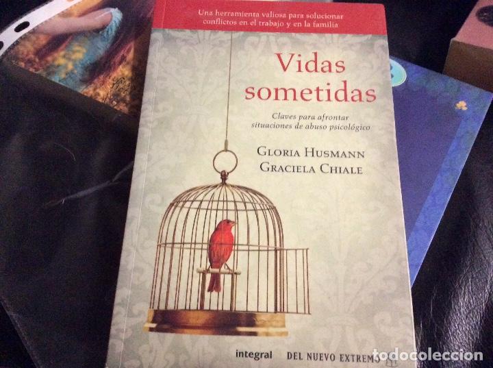 Libri di seconda mano: VIDAS SOMETIDAS CLAVES PARA AFRONTAR SITUACIONES ABUSOS PSCOLOGICOS Gloria Husmann Graciela Chiale