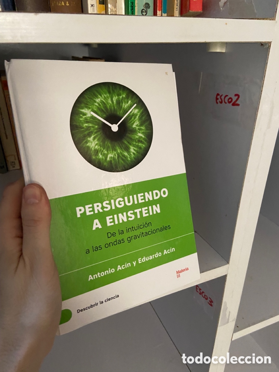 Libros de segunda mano: Esco2 PERSIGUIENDO A EINSTEIN De la intuici&oacute;n a las ondas gravitacionales - Foto 1