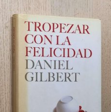 Libros de segunda mano: TROPEZAR CON LA FELICIDAD - GILBERT, DANIEL