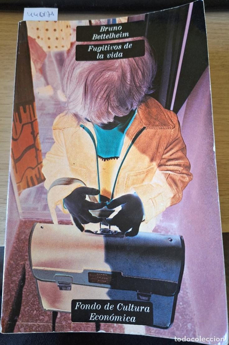 Libros de segunda mano: FUGITIVOS DE LA VIDA. - BETTELHEIM, Bruno. - Foto 1