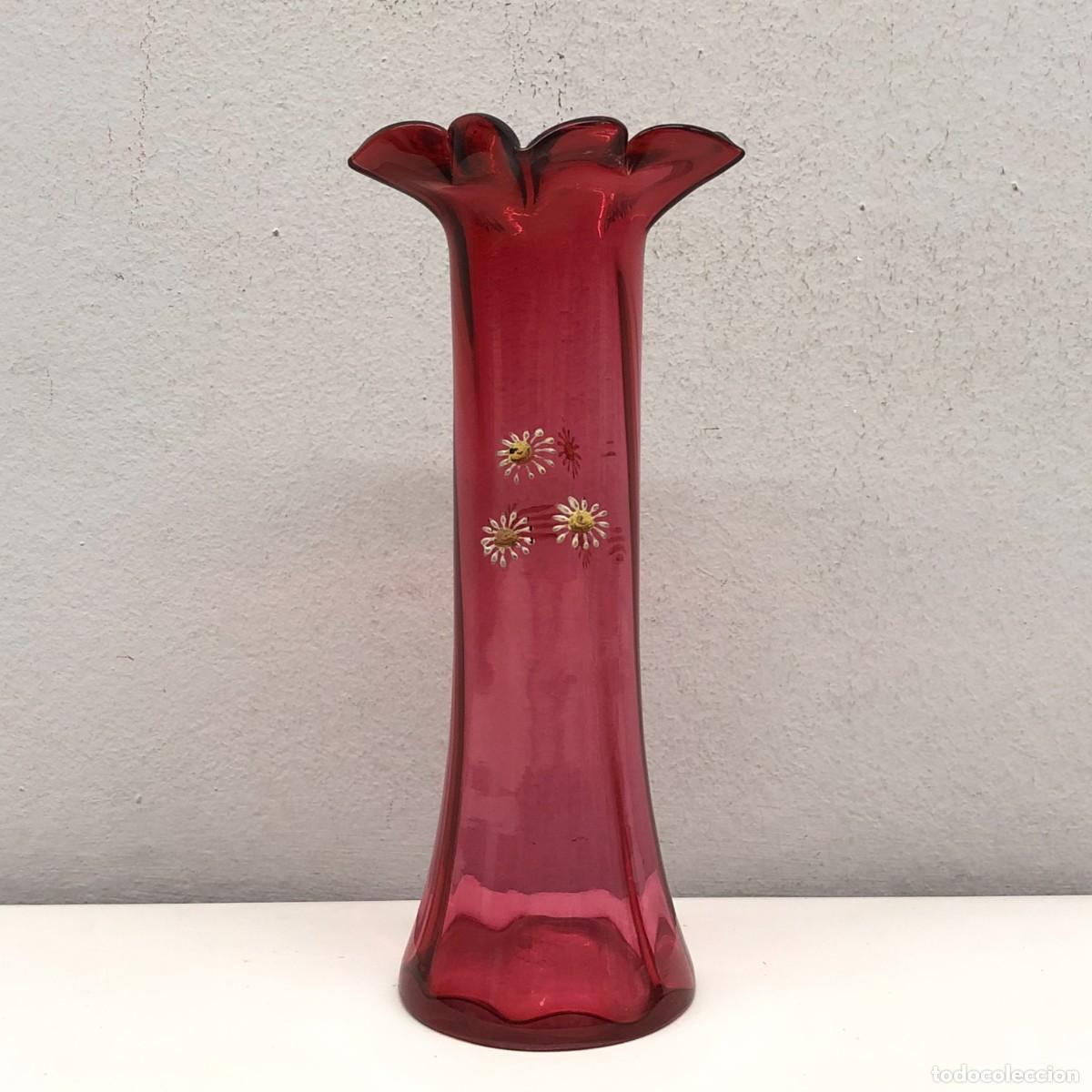 Libros de segunda mano: PRECIOSO JARRON DE CRISTAL SOPLADO DE COLOR ROSA/ROJO - PINTADDO A MANO - 23 X 10 CM