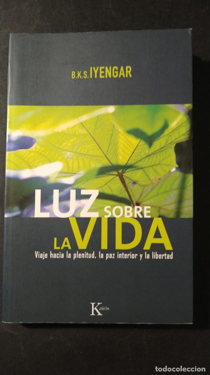 Libros de segunda mano: LUZ SOBRE VIDA. VIAJE HACIA LA PLENITUD, LA PAZ INTERIOR Y LA LIBERTAD - B.K.IYENGAR