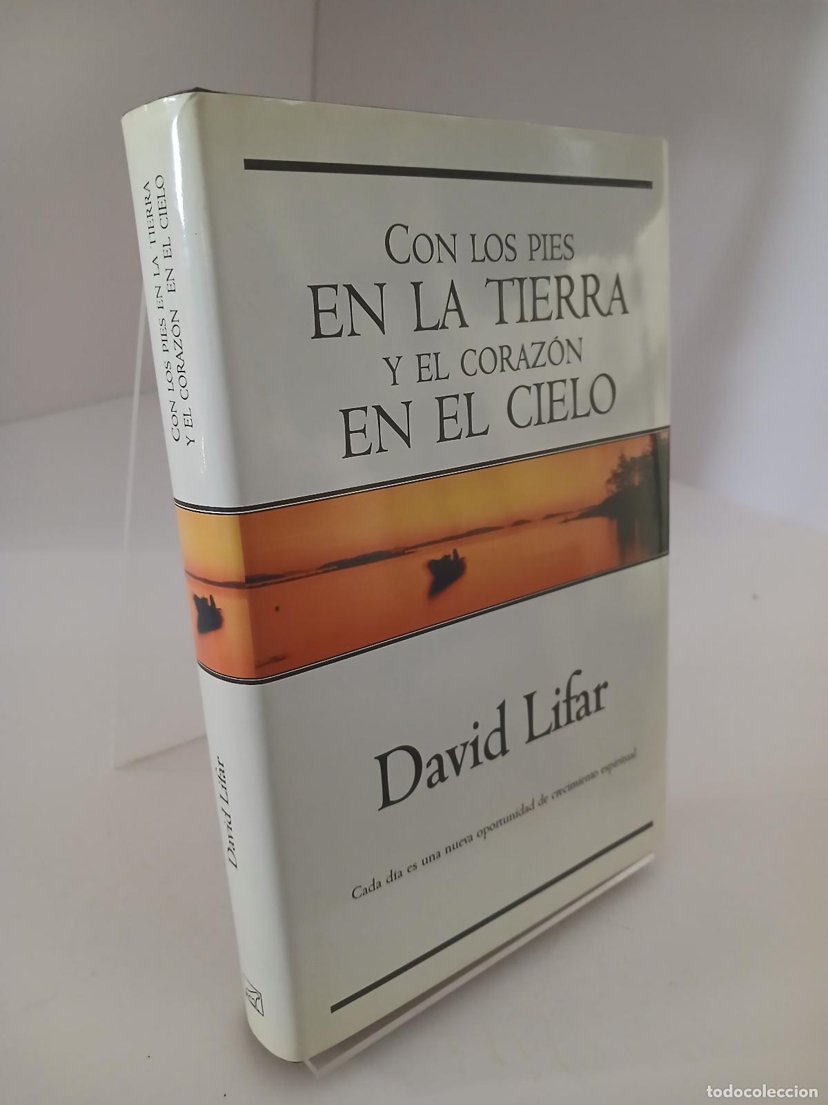 Libri di seconda mano: Con los pies en la tierra y el coraz&oacute;n en el cielo - David Lifar