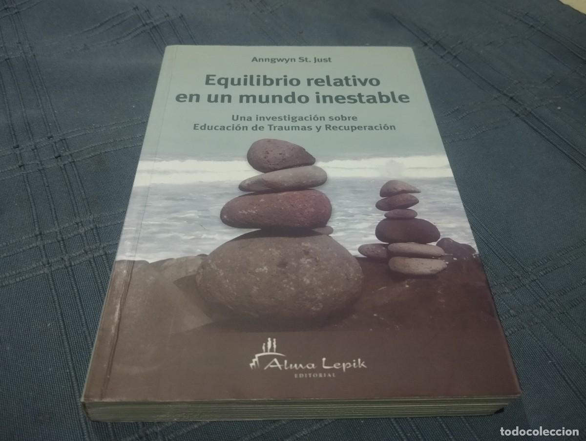 Libros de segunda mano: EQUILIBRIO RELATIVO EN UN MUNDO INESTABLE, TRAUMAS Y RECUPERACI&Oacute;N / ANNGWYN ST. JUST DEDIC Y FIRMADO