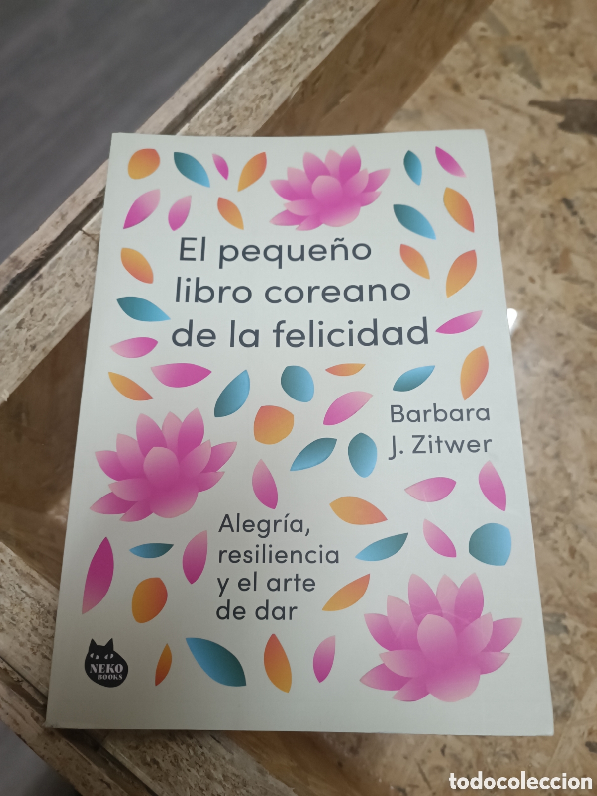 Libros de segunda mano: EL PEQUE&Ntilde;O LIBRO COREANO DE LA FELICIDAD Barbara Zitwer alegr&iacute;a resiliencia y el arte de dar neko