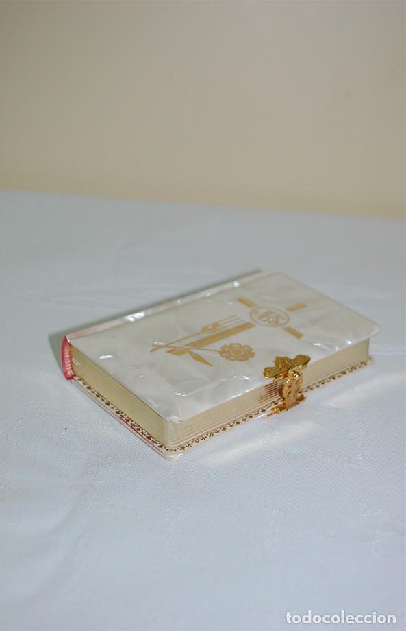 Libros de segunda mano: LIBRO DE 1&ordf; COMUNI&Oacute;N ANTIGUO  - TAPAS DE N&Aacute;CAR - Foto 4