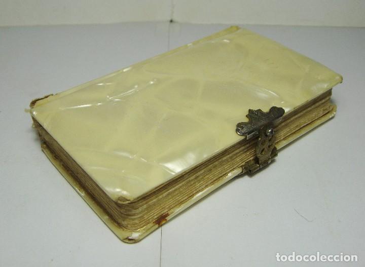 Libros de segunda mano: Antiguo Devocionario Infantil. Libro 1&ordf; Comuni&oacute;n. Con cierres y canto dorado. 1959. Con grabados.