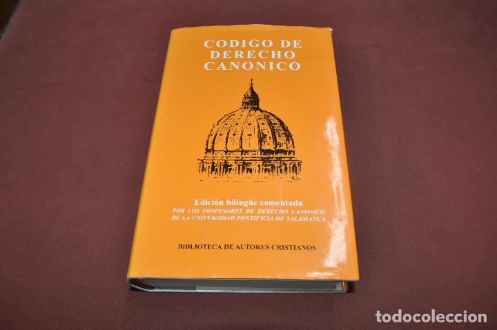 Libros de segunda mano: Codigo de derecho canonico , edici&oacute;n biling&uuml;e comentada - RE3 - Foto 1