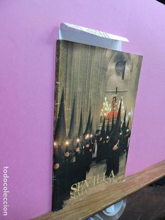 Libros de segunda mano: Semana Santa Sevilla 1982 - Foto 1