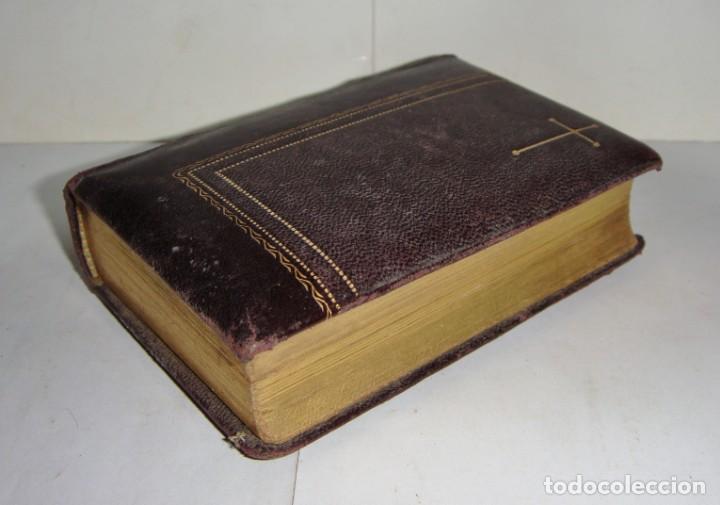 Libros de segunda mano: Antiguo Devocionario. Cubierta en piel, filos de oro, grabados iluminados. Edici&oacute;n lujosa.