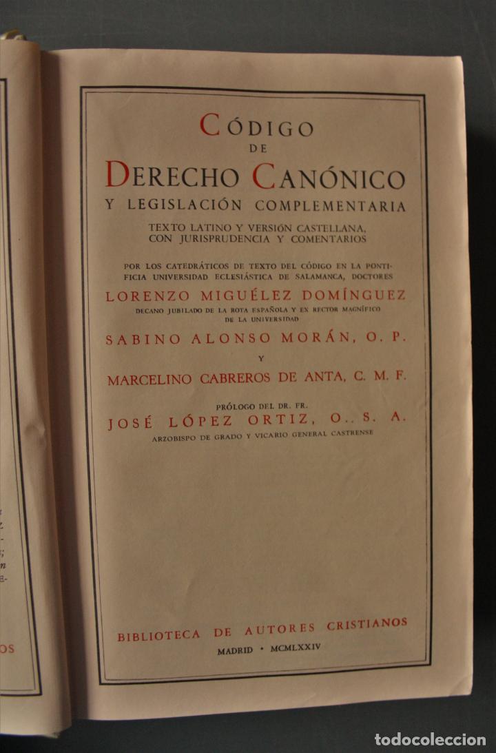 Libros de segunda mano: C&oacute;digo de Derecho can&oacute;nico y legislaci&oacute;n complementaria. Texto biling&uuml;e y comentado. Profesores de l - Foto 3