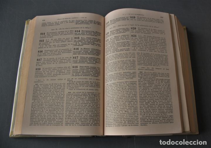 Libros de segunda mano: C&oacute;digo de Derecho can&oacute;nico y legislaci&oacute;n complementaria. Texto biling&uuml;e y comentado. Profesores de l - Foto 4