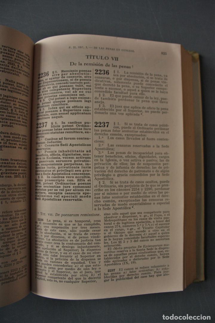 Libros de segunda mano: C&oacute;digo de Derecho can&oacute;nico y legislaci&oacute;n complementaria. Texto biling&uuml;e y comentado. Profesores de l - Foto 5