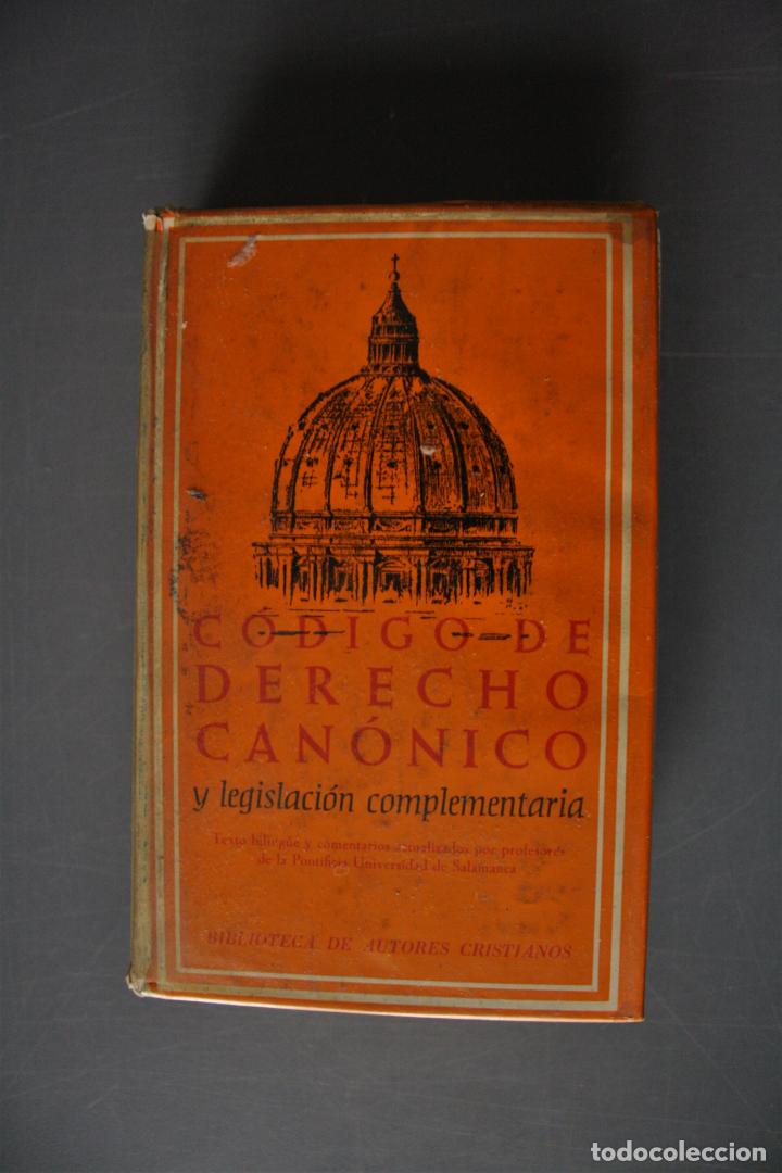 Libros de segunda mano: C&oacute;digo de Derecho can&oacute;nico y legislaci&oacute;n complementaria. Texto biling&uuml;e y comentado. Profesores de l - Foto 1