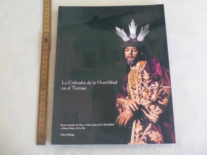 Libros de segunda mano: LA COFRAD&Iacute;A DE LA HUMILDAD EN EL TIEMPO. V&Eacute;LEZ-M&Aacute;LAGA 2003. SEMANA SANTA.