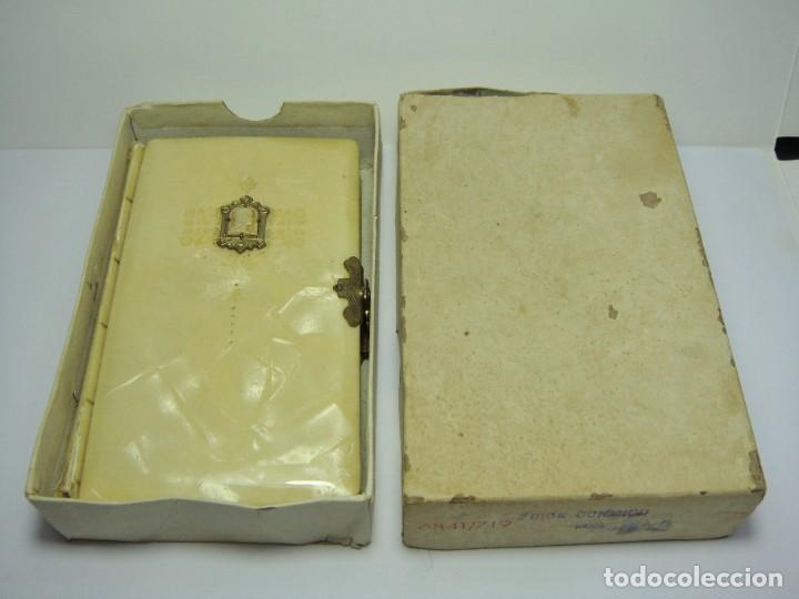 Libros de segunda mano: Libro de Comuni&oacute;n. 1950. Devocionario para ni&ntilde;os y ni&ntilde;as. Con grabados.