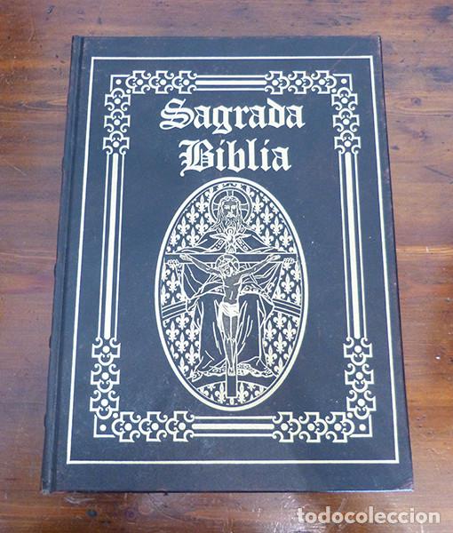 Libros de segunda mano: Libro La Sagrada Biblia en gran formato - Foto 1