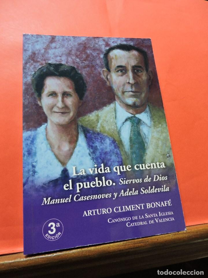 Gebrauchte B&uuml;cher: La vida que cuenta el pueblo. Siervos de Dios Manuel Casesnoves y Adela Soldevila. CLIMENT BONAF&Eacute;, A