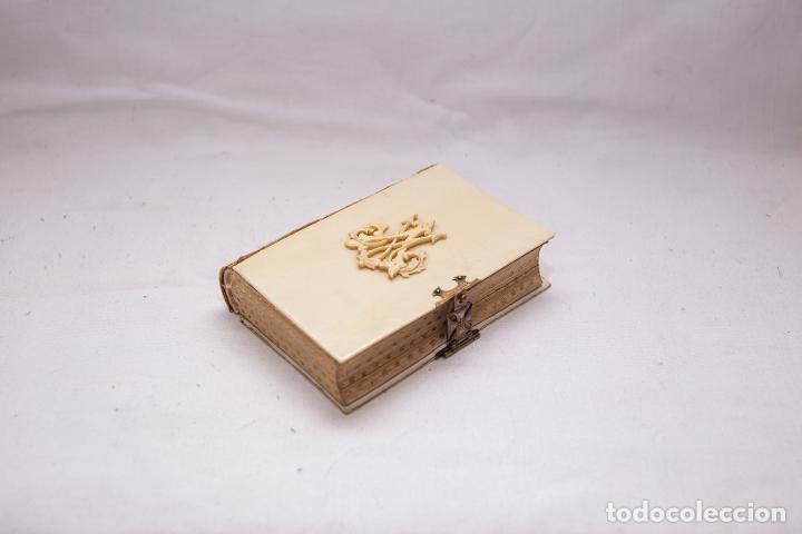 Libros de segunda mano: Misal con escudo en franc&eacute;s - Foto 1