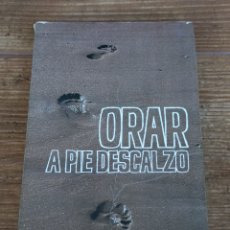 Libros de segunda mano: LIBRO ORAR A PIE DESCALZO -EMILIO L MAZARIEGOS- (OLI)